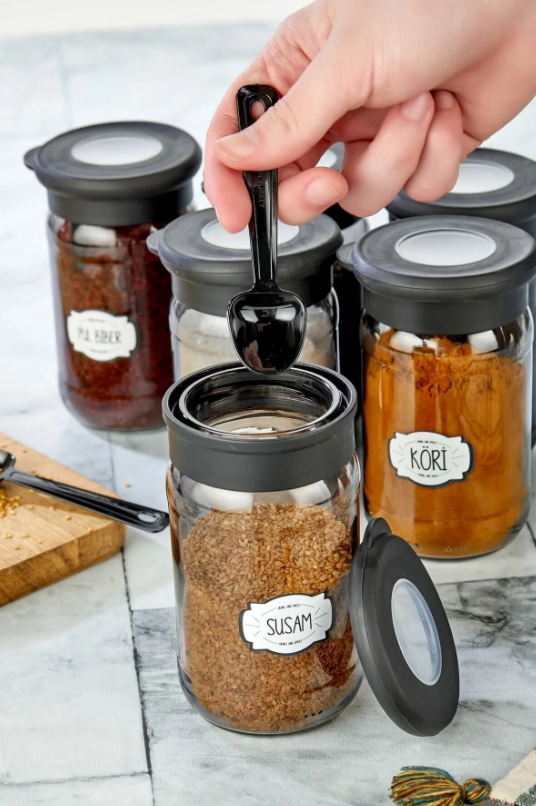 Stile Cucina 6'lı Silikon Kapak Kaşıklı Ve Etiketli Baharatlık Seti 380 Ml Cam Baharat Takımı Siyah